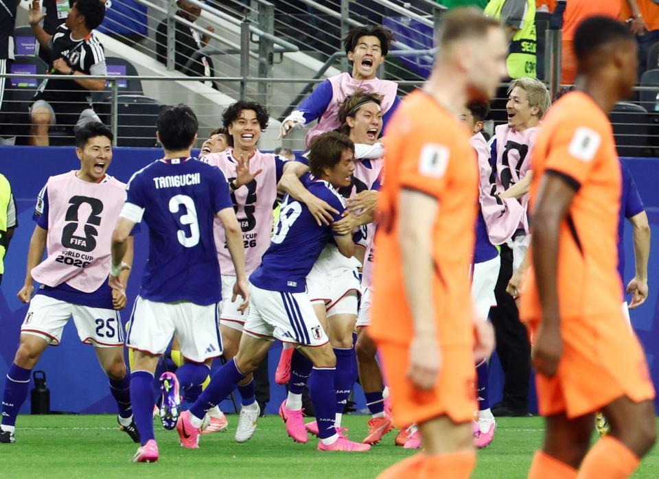 日本－オランダ　後半、同点に追いつき喜ぶ日本代表。中央は小川