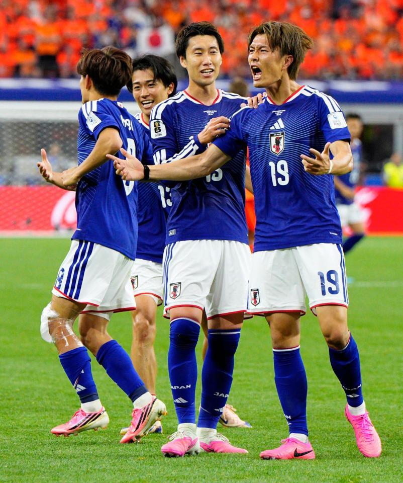 後半、同点に追い付き大喜びの小川（右端）と鎌田＝ダラス（共同）