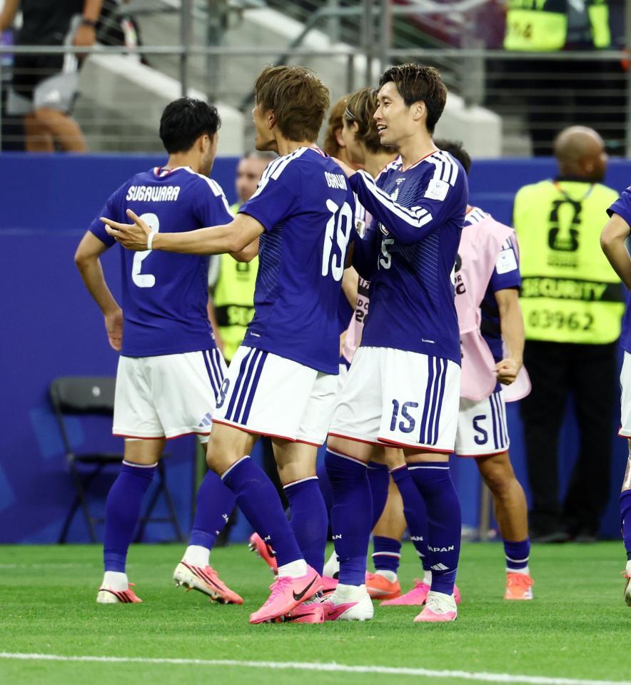 日本－オランダ　後半、同点ゴールを決めた鎌田（右）とアシストした小川（左）