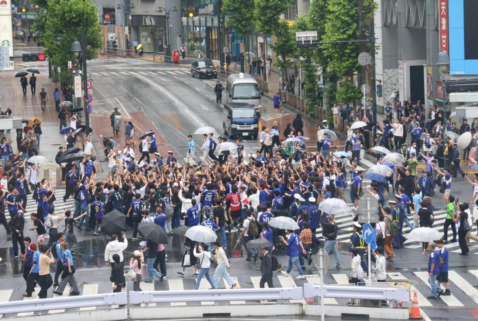 渋谷駅前に集まるファン