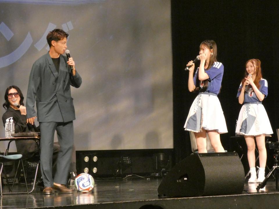 トークショーを行った（左から）ＲＯＬＡＮＤ、宮市亮選手、ＡＫＢ４８の八木愛月、迫由芽実＝神奈川・ＫＴ　Ｚｅｐｐ　Ｙｏｋｏｈａｍａ