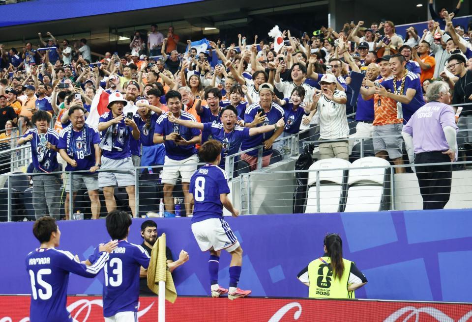 後半、同点に追いつき、喜ぶ久保（８）と日本サポーターら
