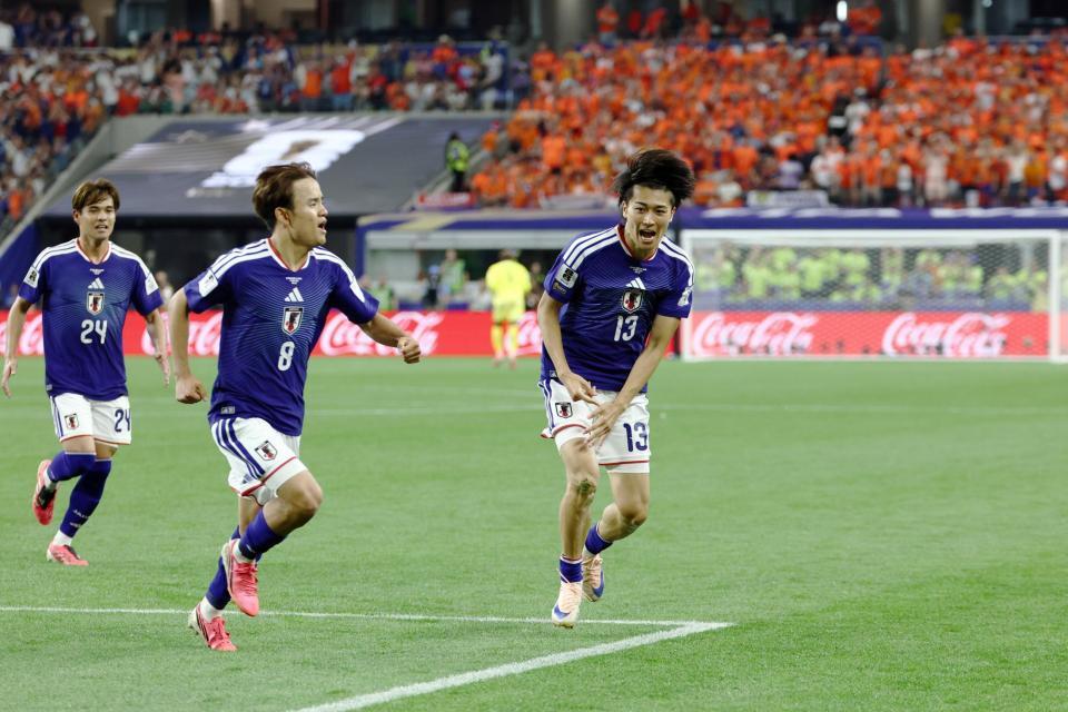 後半、同点ゴールを決め喜ぶ中村（右）