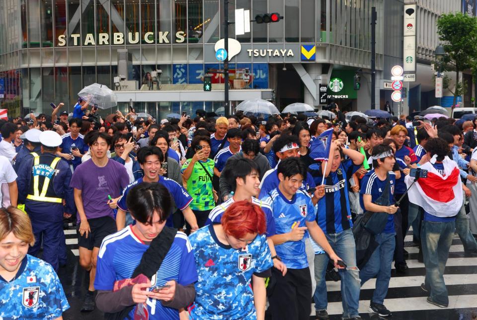 渋谷駅前に集まったサッカーファン＝渋谷駅前（撮影・石井剣太郎）