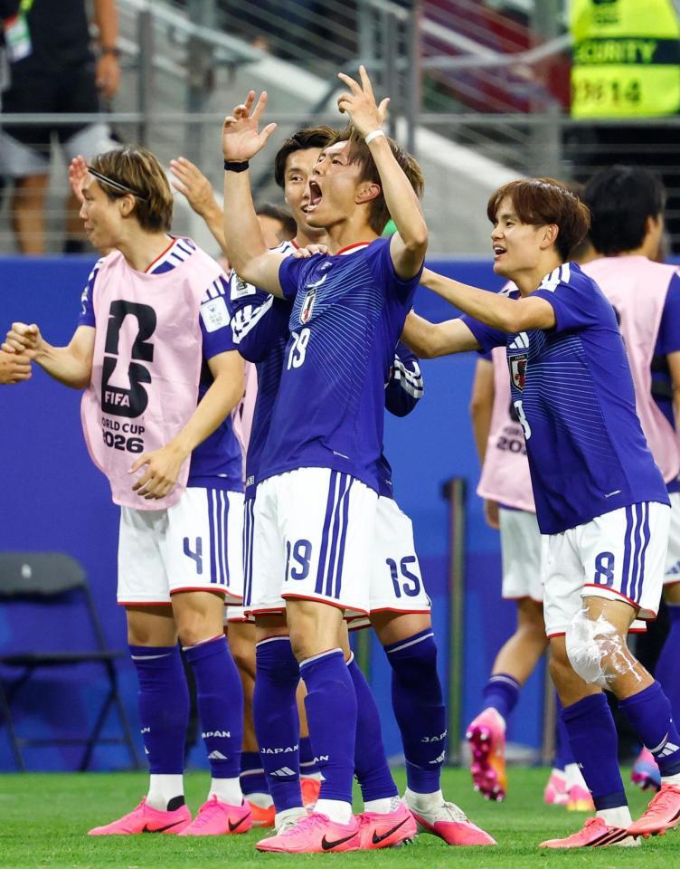 日本－オランダ　後半、同点に追い付き大喜びの小川（中央）。右は久保＝ダラス（共同）