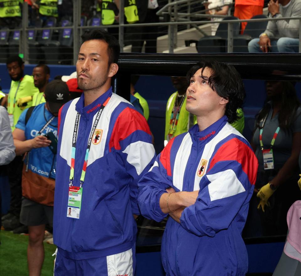 試合前の吉田麻也（左）と南野拓実（撮影・中田匡峻）