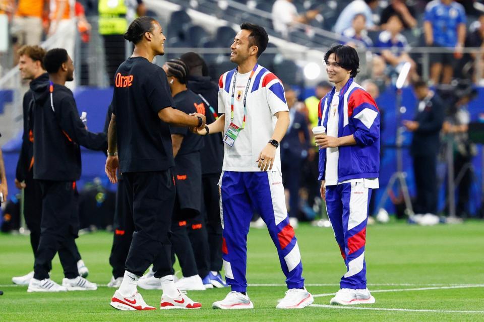 試合前、オランダのファンダイク（右から３人目）と握手する吉田。右は南野＝ダラス（共同）