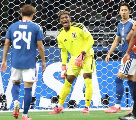 　前半、ゴールを守り、声を張り上げる鈴木彩（撮影・中田匡峻)