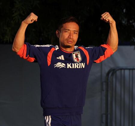 気合の入ったポーズを見せる日本代表・長友佑都（撮影・中田匡峻）