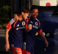 日本代表・長友佑都（右）と笑顔で引き揚げる日本代表・鈴木唯人（撮影・中田匡峻）