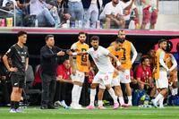 前半、ゴールを決め、ガレノイ監督とタッチを交わすイランのレザイアン（23）＝ロサンゼルス（共同）