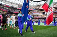 イラン－ニュージーランド戦で入場する選手ら＝ロサンゼルス（共同）