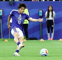 前半、シュートを放つ中村