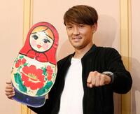 ロシアＷ杯のメンバーに選出され笑顔でポーズを決める宇佐美貴史（２０１８年）