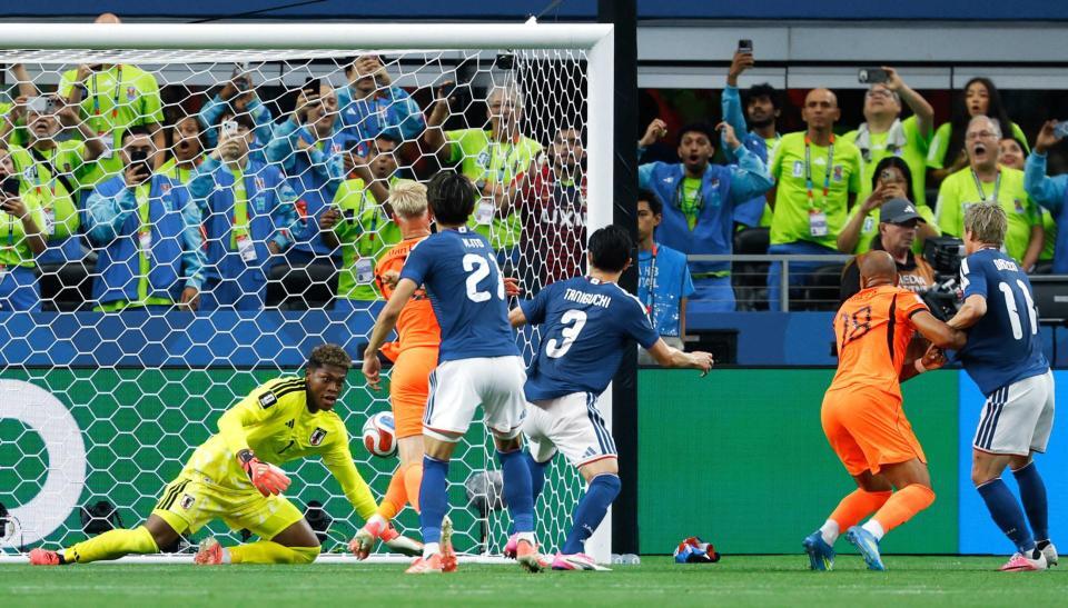 　前半、オランダのマレン（右から２人目）のヘディングシュートを防ぐＧＫ鈴木彩（共同）