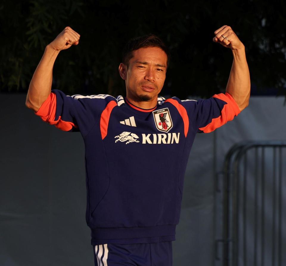 気合の入ったポーズを見せる日本代表・長友佑都（撮影・中田匡峻）