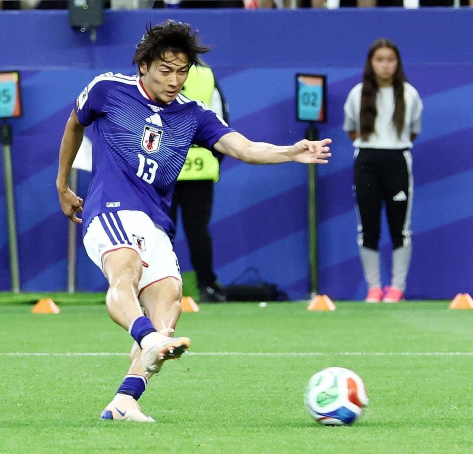 前半、シュートを放つ中村