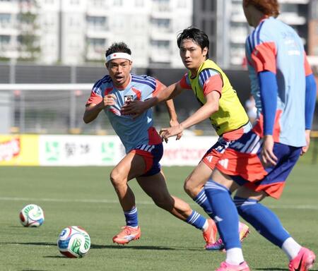 　チュニジア戦へ向け調整する町野（右）と長友