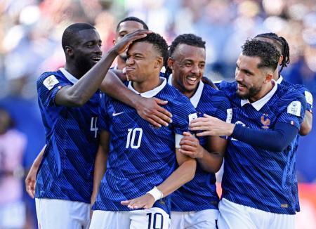 　フランス-セネガル　試合終了間際、チーム３点目のゴールを決め祝福されるフランスのエムバペ（１０）＝ニューヨーク（ロイター＝共同）