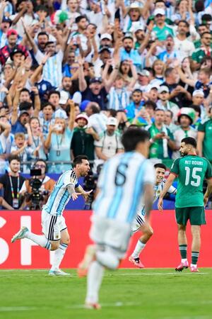 アルゼンチン－アルジェリア　前半、先制ゴールを決め、駆け出すアルゼンチンのメッシ（左）＝カンザスシティー（共同）