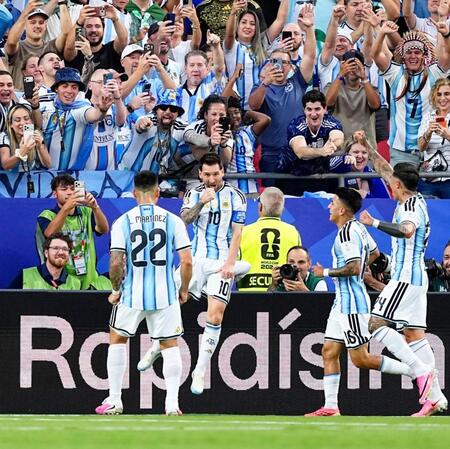 アルゼンチン－アルジェリア　前半、先制ゴールを決め、喜ぶアルゼンチンのメッシ（左から２人目）＝提供・共同通信社