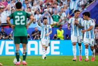 アルゼンチン－アルジェリア　前半、先制ゴールを決め、喜ぶアルゼンチンのメッシ（左から２人目）＝カンザスシティー（共同）