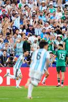 アルゼンチン－アルジェリア　前半、先制ゴールを決め、駆け出すアルゼンチンのメッシ（左）＝カンザスシティー（共同）