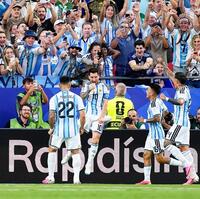 アルゼンチン－アルジェリア　前半、先制ゴールを決め、喜ぶアルゼンチンのメッシ（左から２人目）＝提供・共同通信社