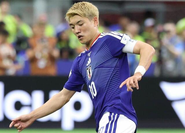 堂安律の表情が!美人妻と♥♥2ショ