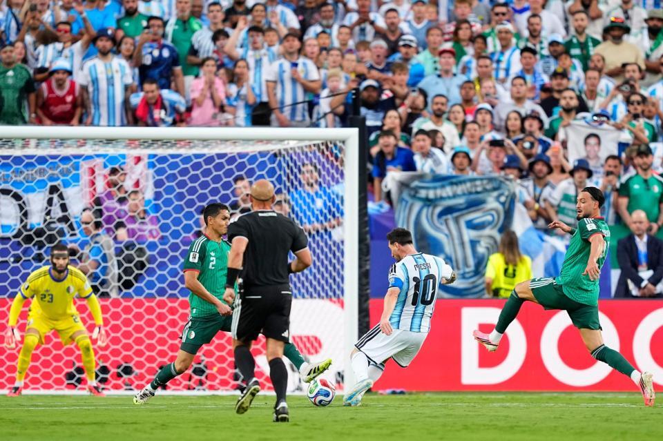 アルゼンチン－アルジェリア　前半、先制ゴールを決めるアルゼンチンのメッシ（10）＝カンザスシティー（共同）