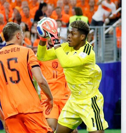 １５日のオランダ戦でセーブするＧＫ鈴木彩艶（共同）