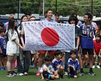 子どもたちから激励を受けた日本代表・板倉滉ら日本代表イレブン（撮影・中田匡峻）