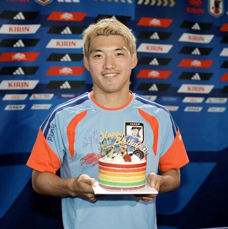　１６日に２８歳の誕生日を迎え、ケーキを贈られ笑顔を見せる堂安。