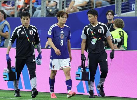 １４日、負傷交代する日本代表・久保建英（中央）＝ダラススタジアム（撮影・中田匡峻）