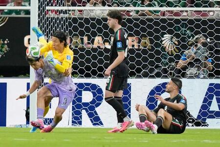 李期奕（３）と交錯する韓国のＧＫ金承奎。こぼれ球をメキシコのロモに押し込まれ決勝ゴールを許した（ＡＰ＝共同）