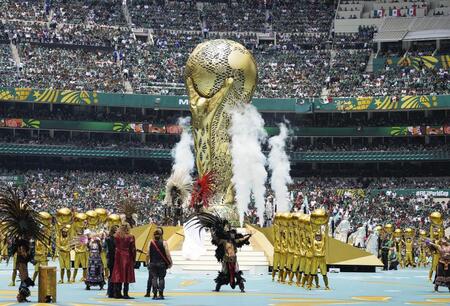 北中米Ｗ杯の開幕セレモニーに登場した巨大な優勝トロフィーのオブジェ（提供・共同通信社）