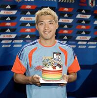 　１６日に２８歳の誕生日を迎え、ケーキを贈られ笑顔を見せる堂安。