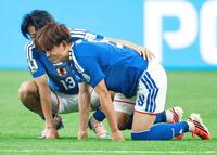 １４日オランダ戦の後半、ピッチに膝をつく久保（共同）