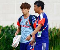個別の調整を終え引き揚げる久保（左）＝18日（共同）