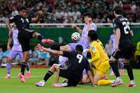 韓国ＧＫ金承奎（右から２人目）がＤＦと交錯して落球、こぼれ球を押し込むメキシコのロモ（左端）。決勝ゴールとなった（ＡＰ＝共同）