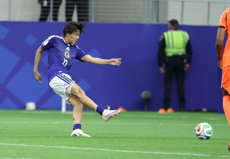 前半、シュートを放つ日本代表・中村敬斗＝１４日、ダラス