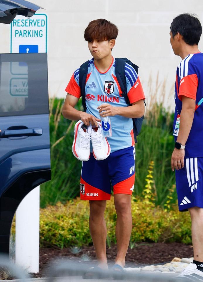 個別の調整を終え引き揚げる久保＝18日（共同）