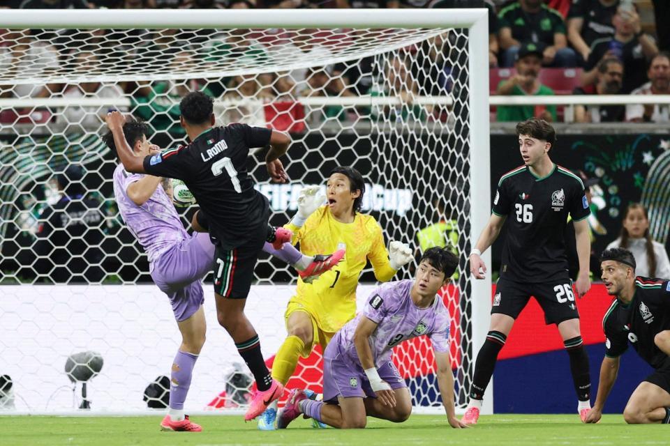 韓国のＧＫ金承奎（左から３人目）が李期奕（同４人目）と交錯して落球、こぼれ球を押し込むメキシコのロモ（７）。決勝ゴールとなった（ロイター＝共同）