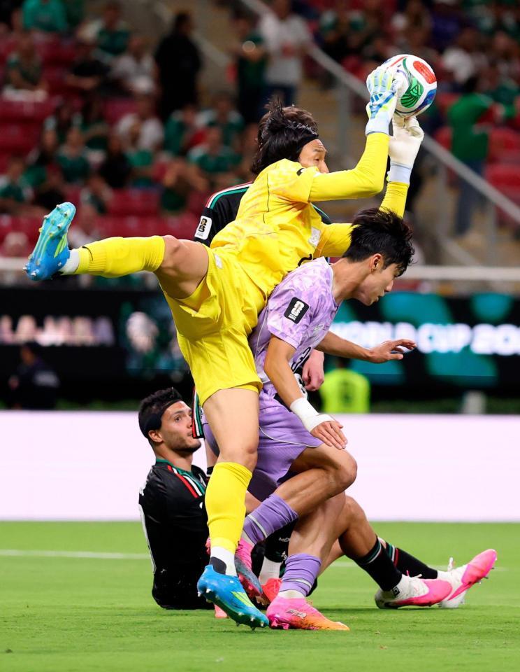 李期奕（右）と交錯する韓国のＧＫ金承奎。こぼれ球をメキシコのロモに押し込まれ決勝ゴールを許した（ゲッティ＝共同）