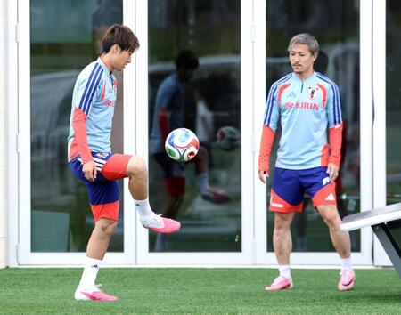 　前田（右）とテックボールをする鎌田