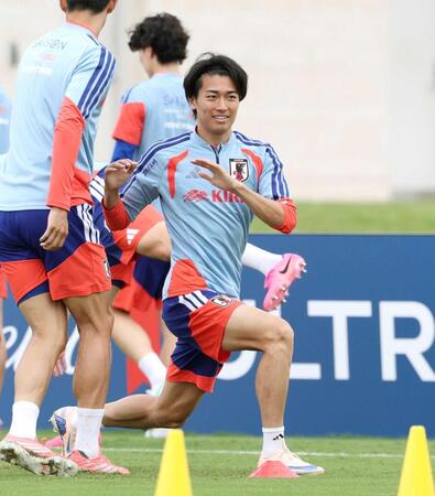 　アップをする日本代表・中村敬斗＝ナッシュビル近郊（撮影・中田匡峻）