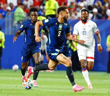 前半、走り込むブラジルのクニャ（９）と見つめるビニシウス（左）。この後、ビニシウスのアシストからクニャが２点目のゴールを決める（共同）