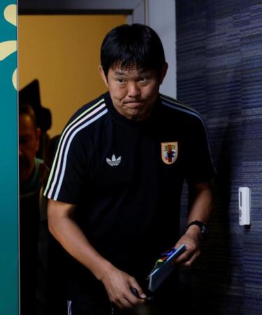 会見場に入る森保一監督