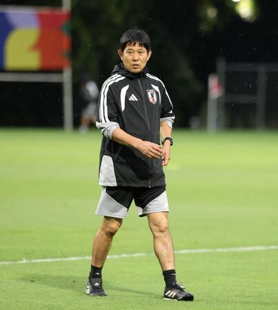 雨が降る中、報道陣にあいさつをする森保一監督（撮影・中田匡峻）
