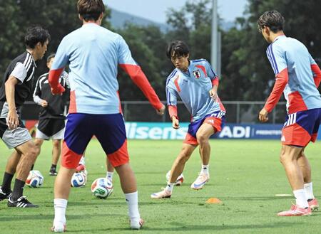 チュニジア戦に向けて最終調整する中村（右から２人目）